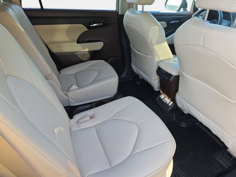 Used 2021 Toyota Highlander XLE AWD/4WD image 11