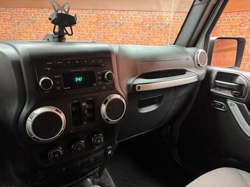 Used 2017 Jeep Wrangler Unlimited Sahara w/ Connectivity Group image 17