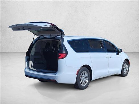 Used 2024 Chrysler Pacifica Touring-L image 5