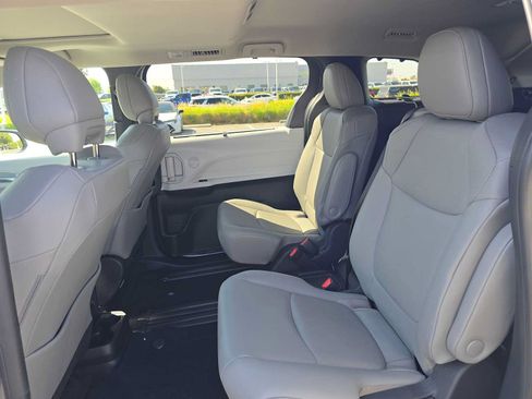 Used 2026 Toyota Sienna XLE FWD image 18