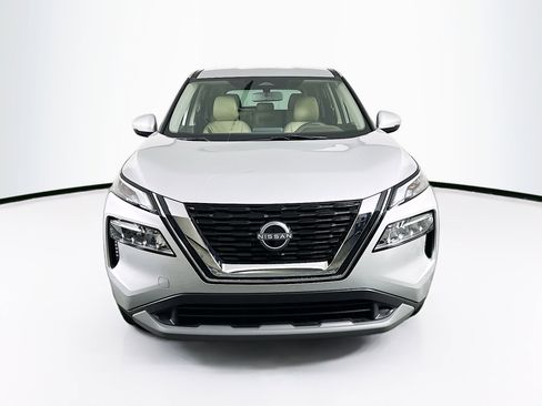 Used 2023 Nissan Rogue SV image 2