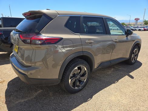 Used 2025 Nissan Rogue SV AWD/4WD image 4