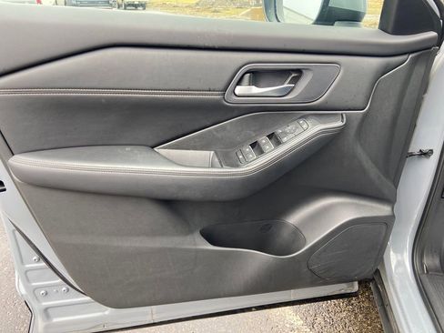 Used 2024 Nissan Rogue SL image 12