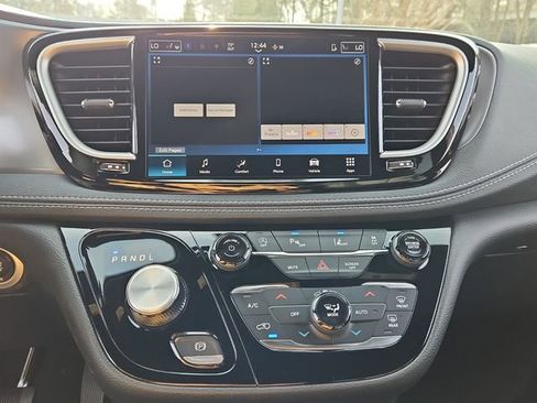 New 2026 Chrysler Pacifica Select image 17