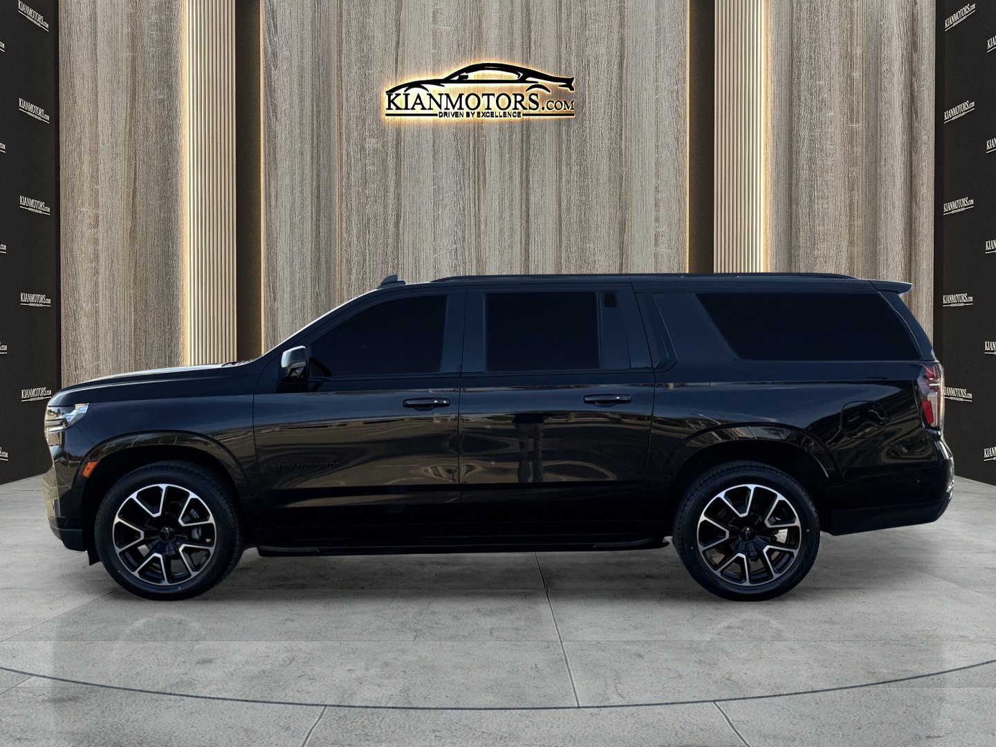 Used 2021 Chevrolet Suburban RST w/ Luxury Package AWD/4WD image 4