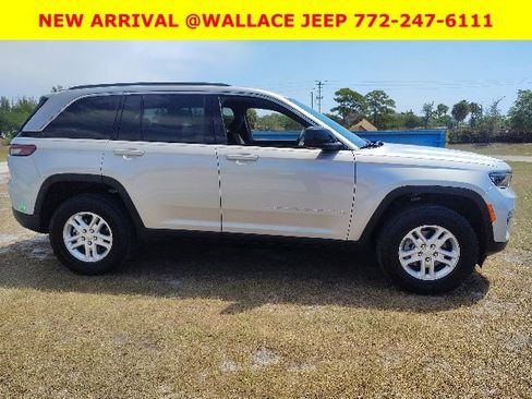 Used 2025 Jeep Grand Cherokee Laredo w/ Luxury Tech Group I RWD image 3