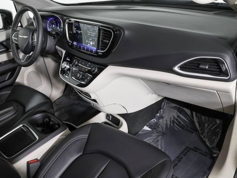 Used 2024 Chrysler Pacifica Touring-L FWD image 43