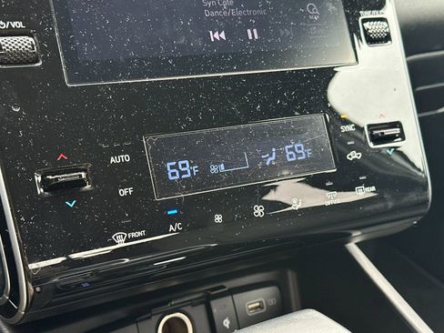 Used 2022 Hyundai Santa Cruz SEL Premium image 18