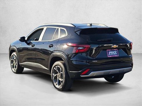 Used 2025 Chevrolet Trax LT w/ LT Convenience Package image 8