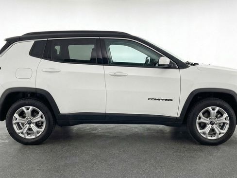 Used 2025 Jeep Compass Latitude AWD/4WD image 11