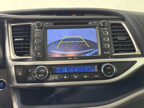 Used 2015 Toyota Highlander Limited w/ Driver Technology Package FWD image 20