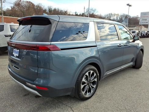Used 2024 Kia Carnival EX image 4