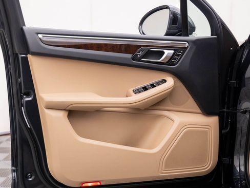 Certified 2023 Porsche Macan image 14