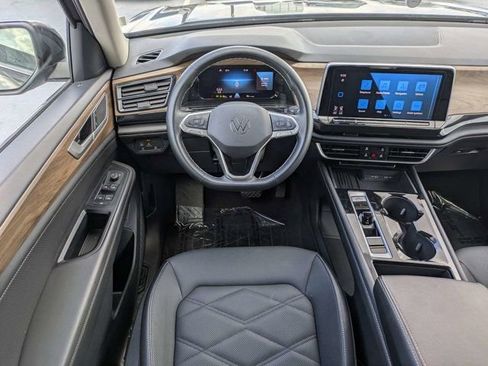 Used 2025 Volkswagen Atlas SE AWD/4WD image 18