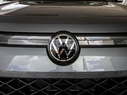 New 2026 Volkswagen Tiguan SE R-Line FWD image 8