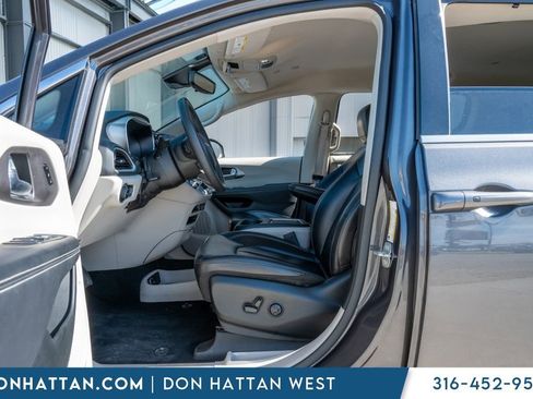 Used 2023 Chrysler Pacifica Touring-L FWD image 5