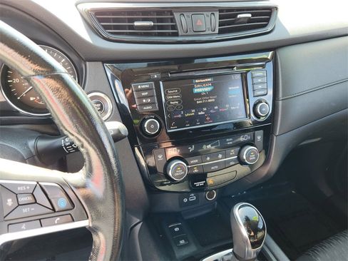 Used 2019 Nissan Rogue SV w/ Premium Package image 9