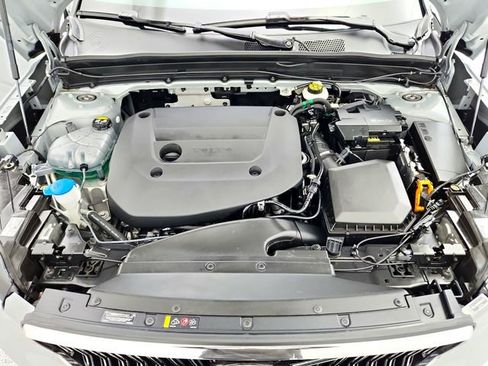 Certified 2025 Volvo XC40 B5 Core image 32