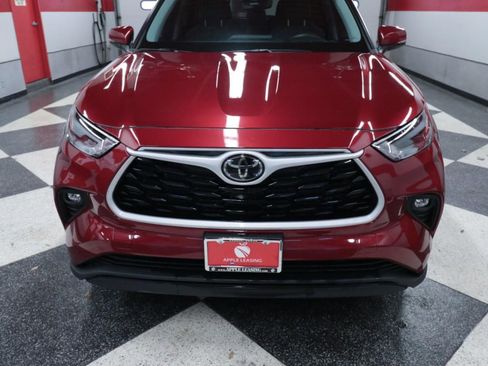 Used 2023 Toyota Highlander LE image 4