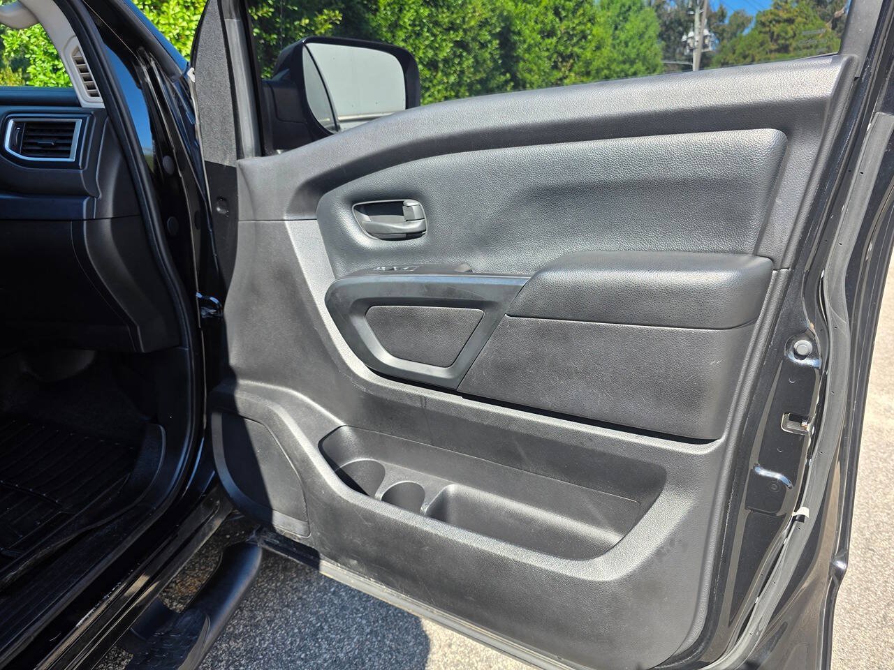 Used 2017 Nissan Titan S AWD/4WD image 30