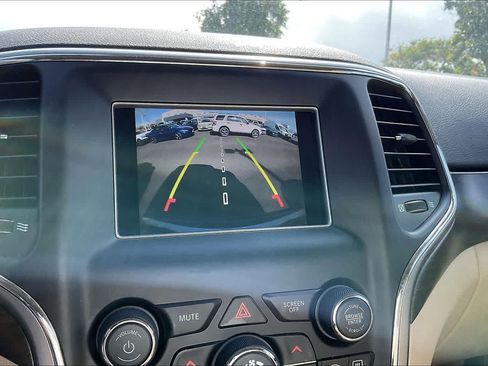 Used 2018 Jeep Grand Cherokee Laredo RWD image 26