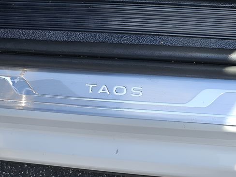 Used 2023 Volkswagen Taos SE w/ Panoramic Sunroof Package FWD image 34