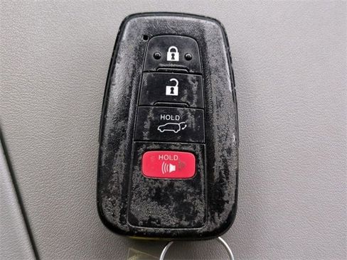 Used 2023 Toyota Highlander LE image 27