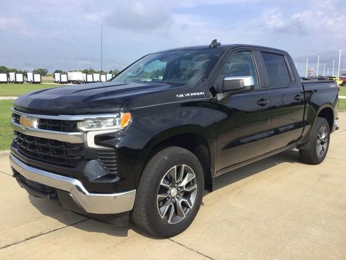 Used 2024 Chevrolet Silverado 1500 LT AWD/4WD image 3