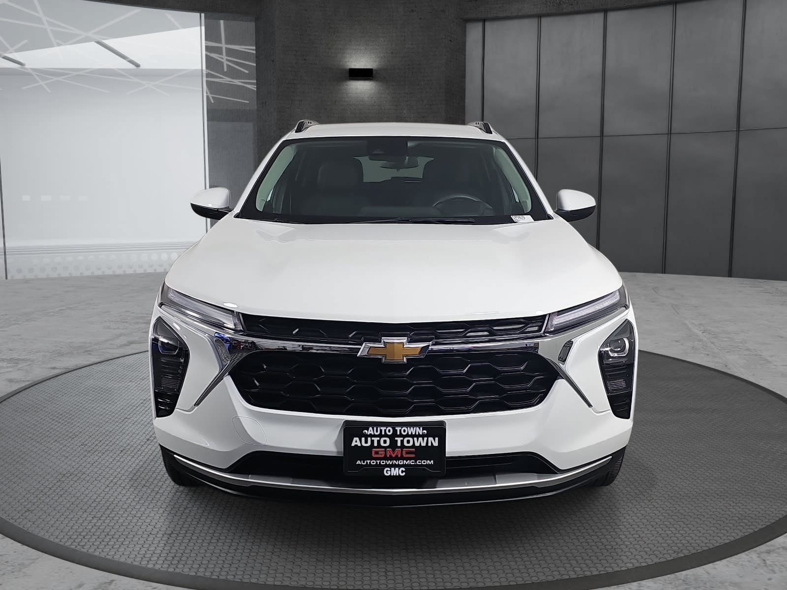 Used 2025 Chevrolet Trax LT FWD image 2