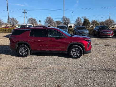 Used 2025 Chevrolet Traverse LT w/ Driver Confidence Package image 17