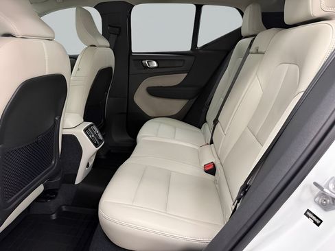 Used 2021 Volvo XC40 T5 Momentum w/ Premium Package AWD/4WD image 13