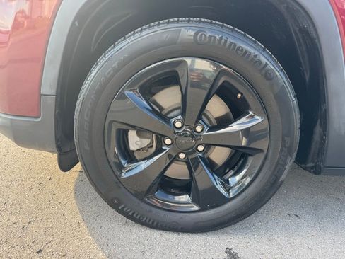 Used 2019 Jeep Cherokee Latitude Plus FWD image 27