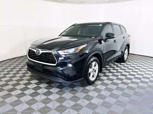 Used 2023 Toyota Highlander LE AWD/4WD image 7