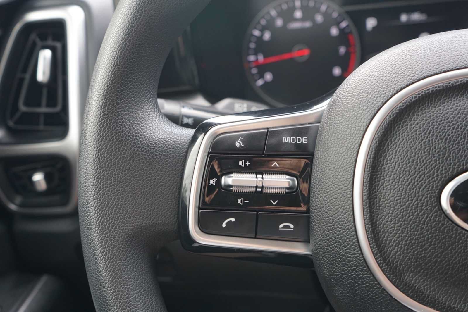 Used 2021 Kia Sorento LX FWD image 14