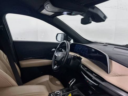 Used 2025 Cadillac XT4 Premium Luxury FWD image 10