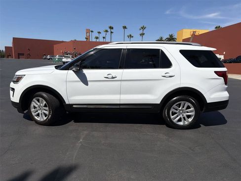 Used 2018 Ford Explorer XLT w/ Equipment Group 201A AWD/4WD image 3