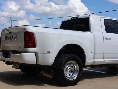 Used 2025 RAM 3500 Laramie w/ Max Tow Package AWD/4WD image 4