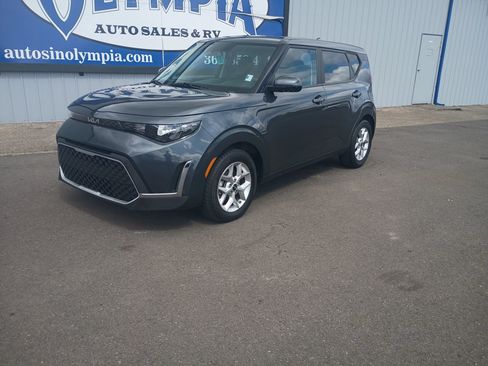 Used 2024 Kia Soul LX w/ Option Group 015 FWD image 2