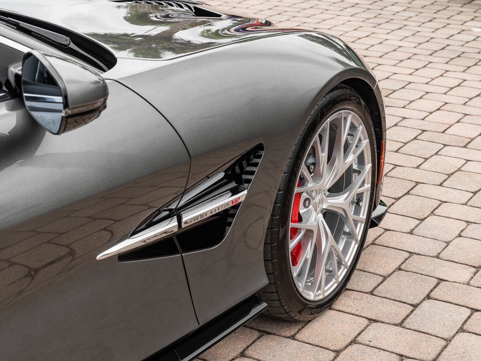 Used 2025 Aston Martin Vanquish RWD image 13