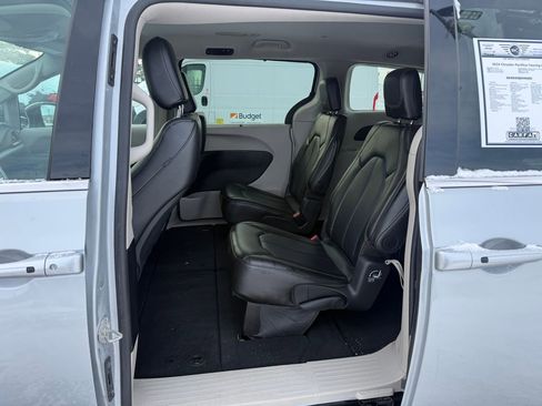 Used 2024 Chrysler Pacifica Touring-L image 19
