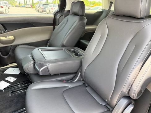 New 2026 Kia Carnival FWD image 19