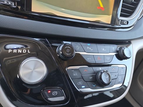 Used 2023 Chrysler Pacifica Touring-L image 14