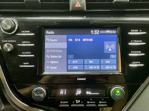 Used 2020 Toyota Camry SE w/ Carpet Mat Package FWD image 15