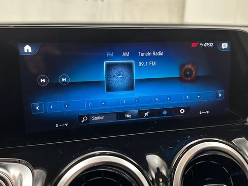 Used 2023 Mercedes-Benz GLB 250 4MATIC w/ Premium Package image 25
