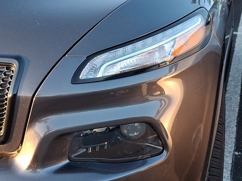 Used 2017 Jeep Cherokee Sport FWD image 9