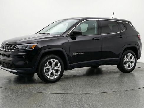 Used 2025 Jeep Compass Latitude image 3