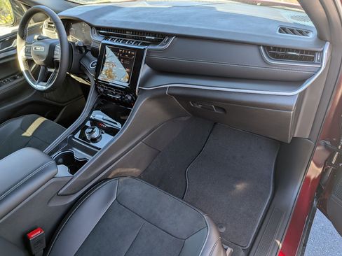 New 2025 Jeep Grand Cherokee Altitude image 32