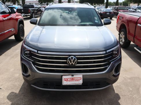 Used 2024 Volkswagen Atlas SE w/ Panoramic Sunroof Package FWD image 3