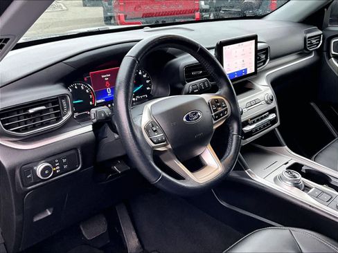 Used 2022 Ford Explorer XLT w/ Equipment Group 202A image 8