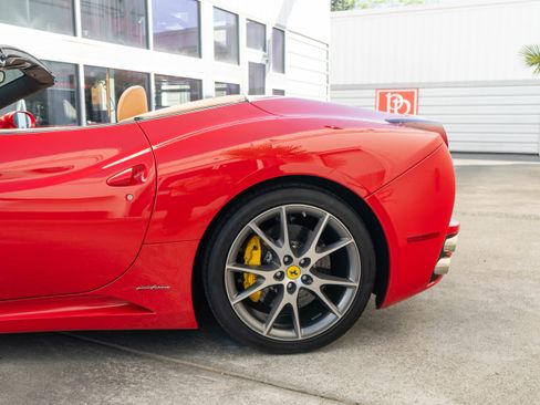 Used 2010 Ferrari California RWD image 5